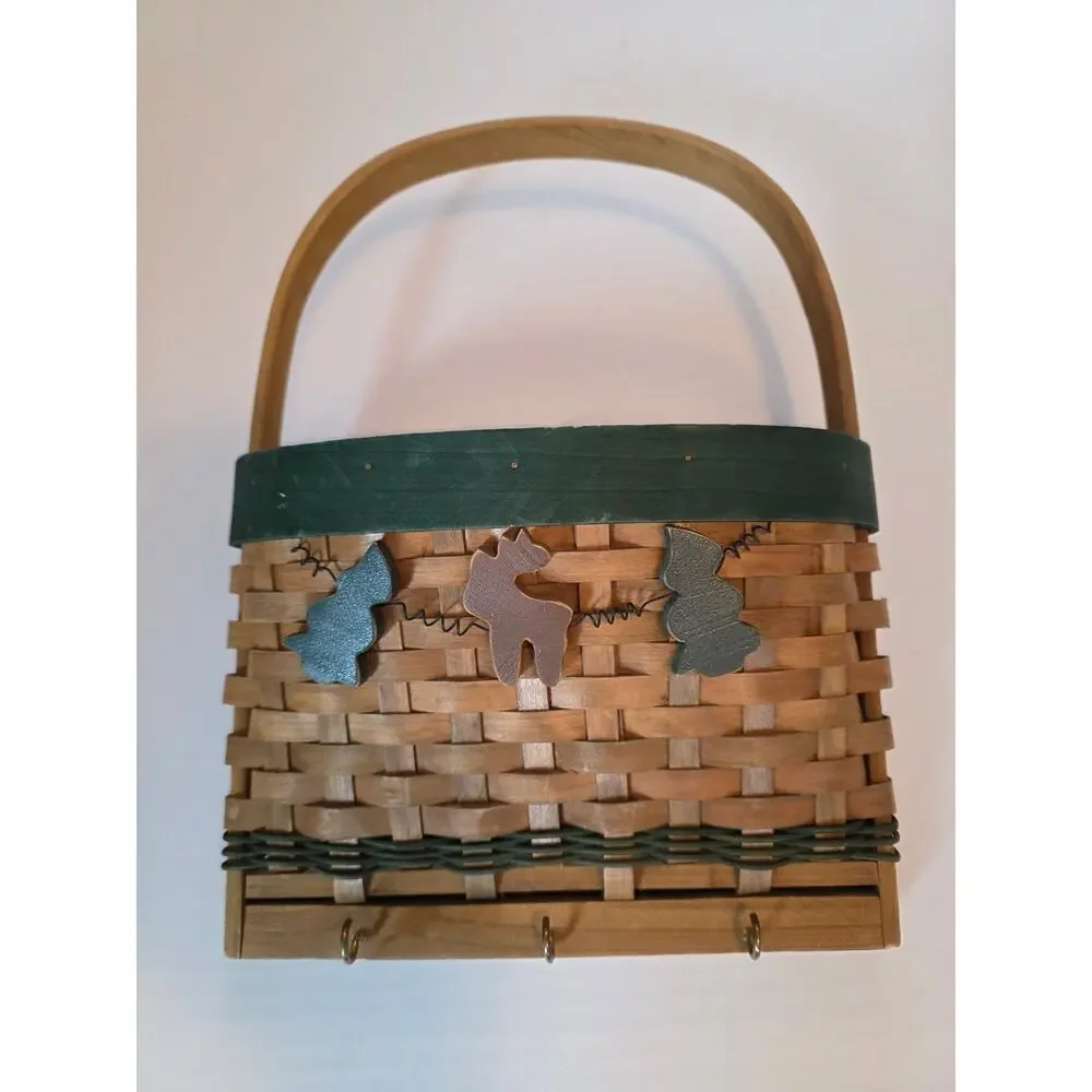 VTG Cabincore Green Woven Hanging Basket Moose Evergreen Key Holder Catchall 90s